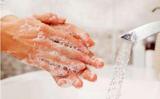护士疯狂洗手 只因强迫症发作
